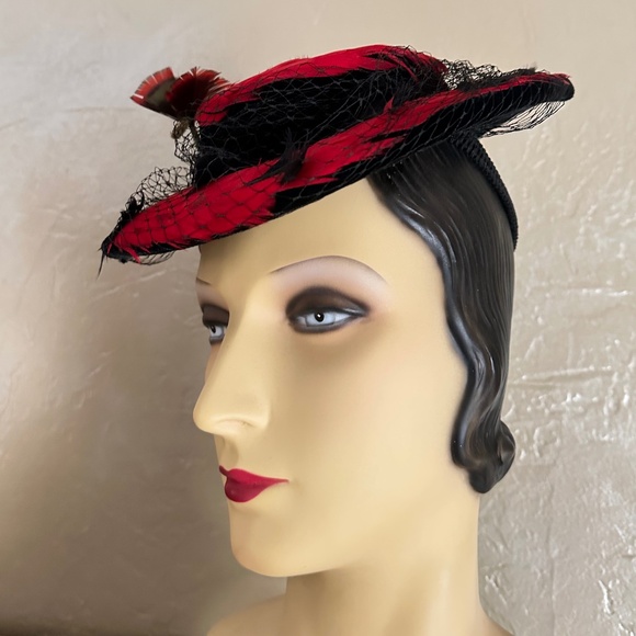 IMPOSING 1930's BLACK VELOUR TILT HAT COVERED IN RED/BLACK FEATHERS + VEIL - Picture 5 of 12